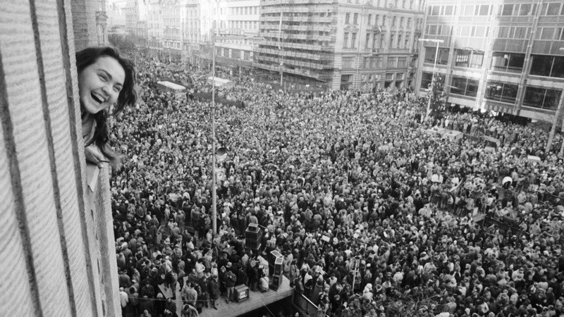 november, 1989, dievčina vykukuje, námestie
